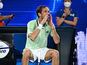 Medvedev apologises for abusin...